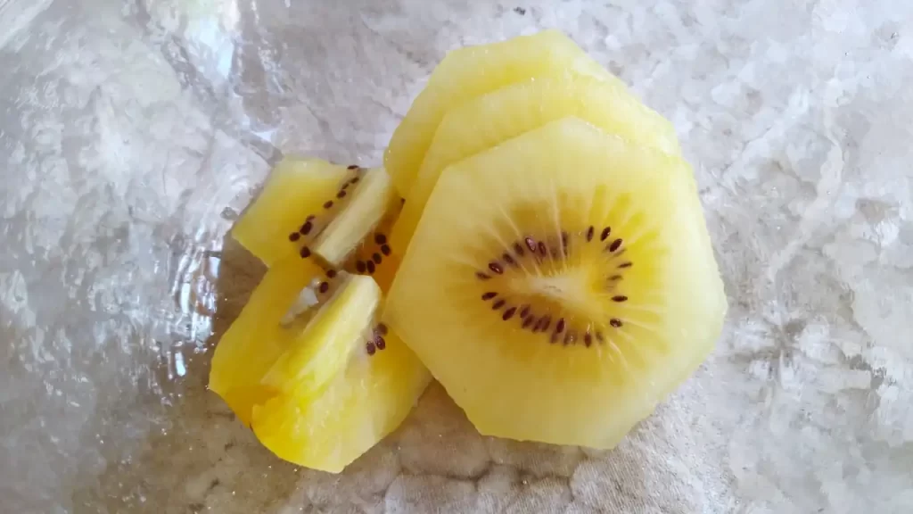 種を取る前のキウイ