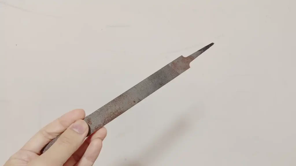 ヨーグルト植木鉢に穴をあける際に使用している金属やすり