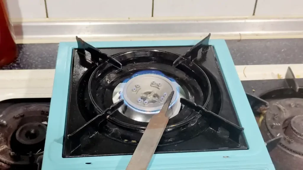 ヨーグルト植木鉢を作るために金属やすりを熱しているところ